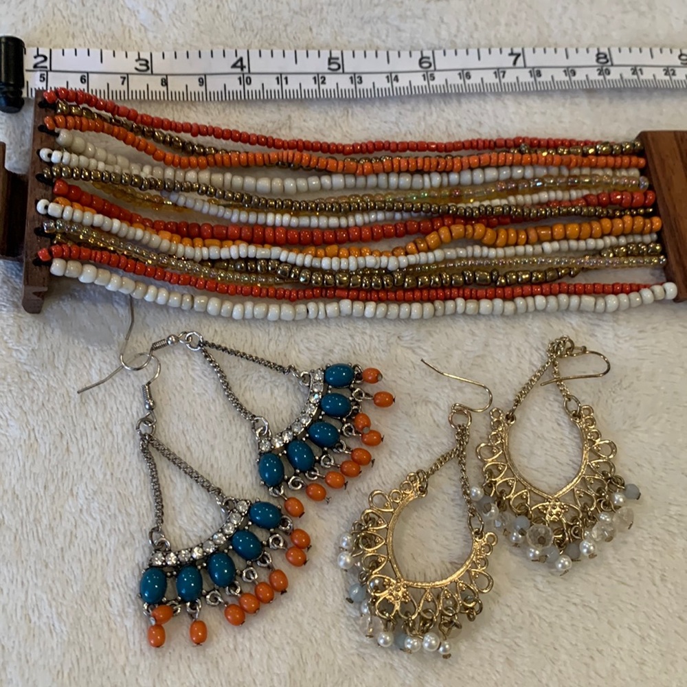 Lot of a wooden bracelet and two chandelier earrings